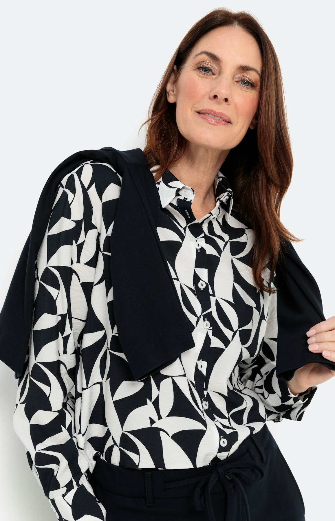 Blouse in all-overdesign, navy wit