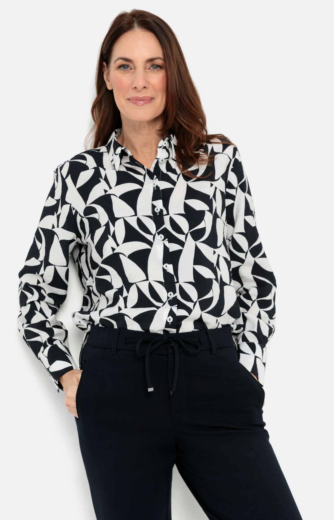 Blouse in all-overdesign, navy wit