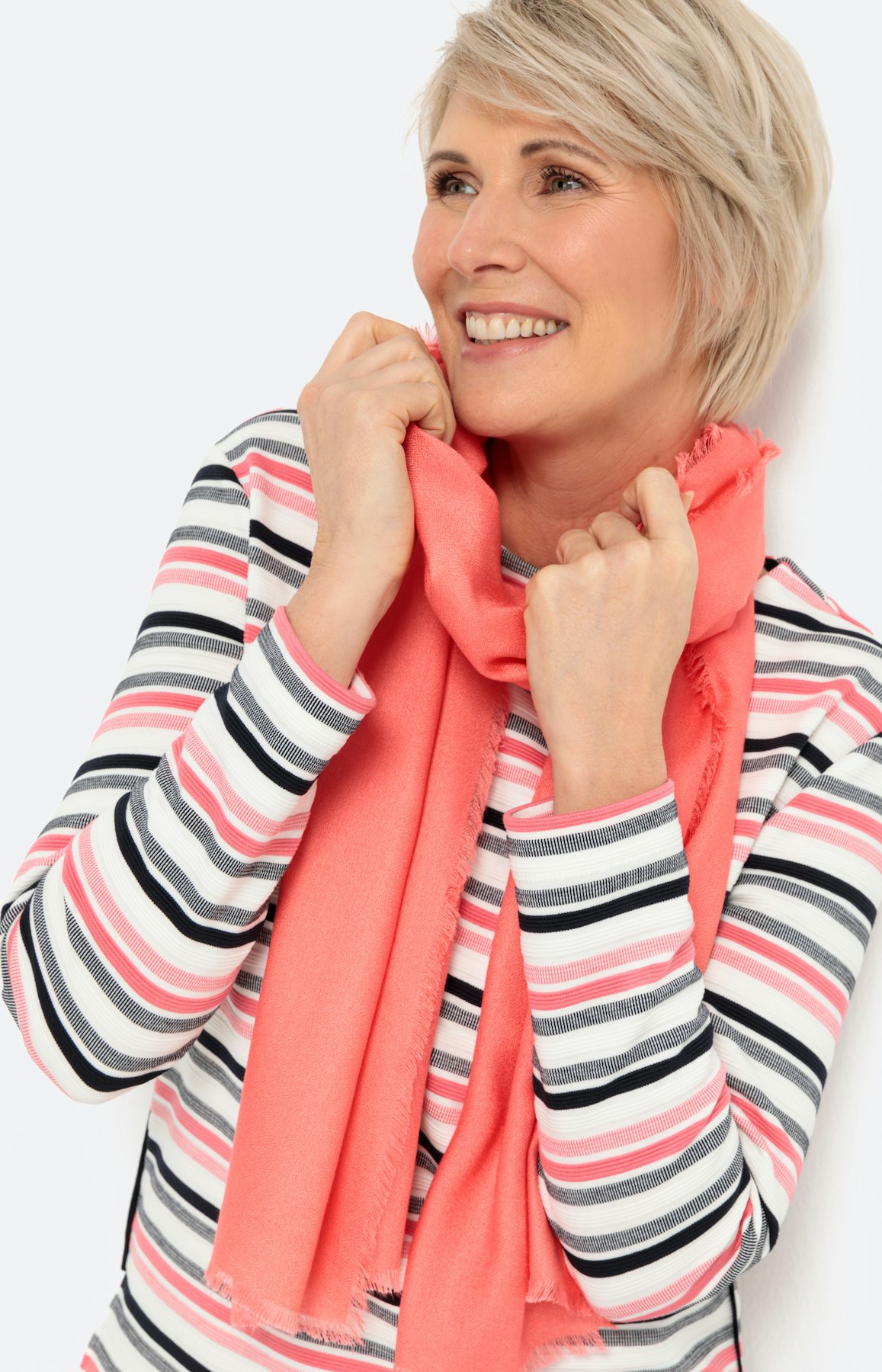 Unifarbener Schal mit feinen Fransen