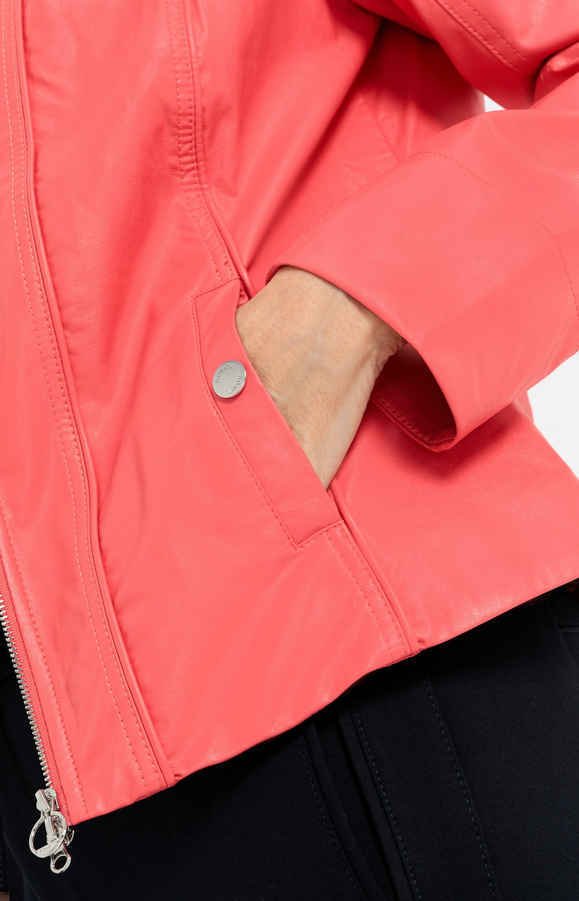 Bikerjas in lederen optiek, coral