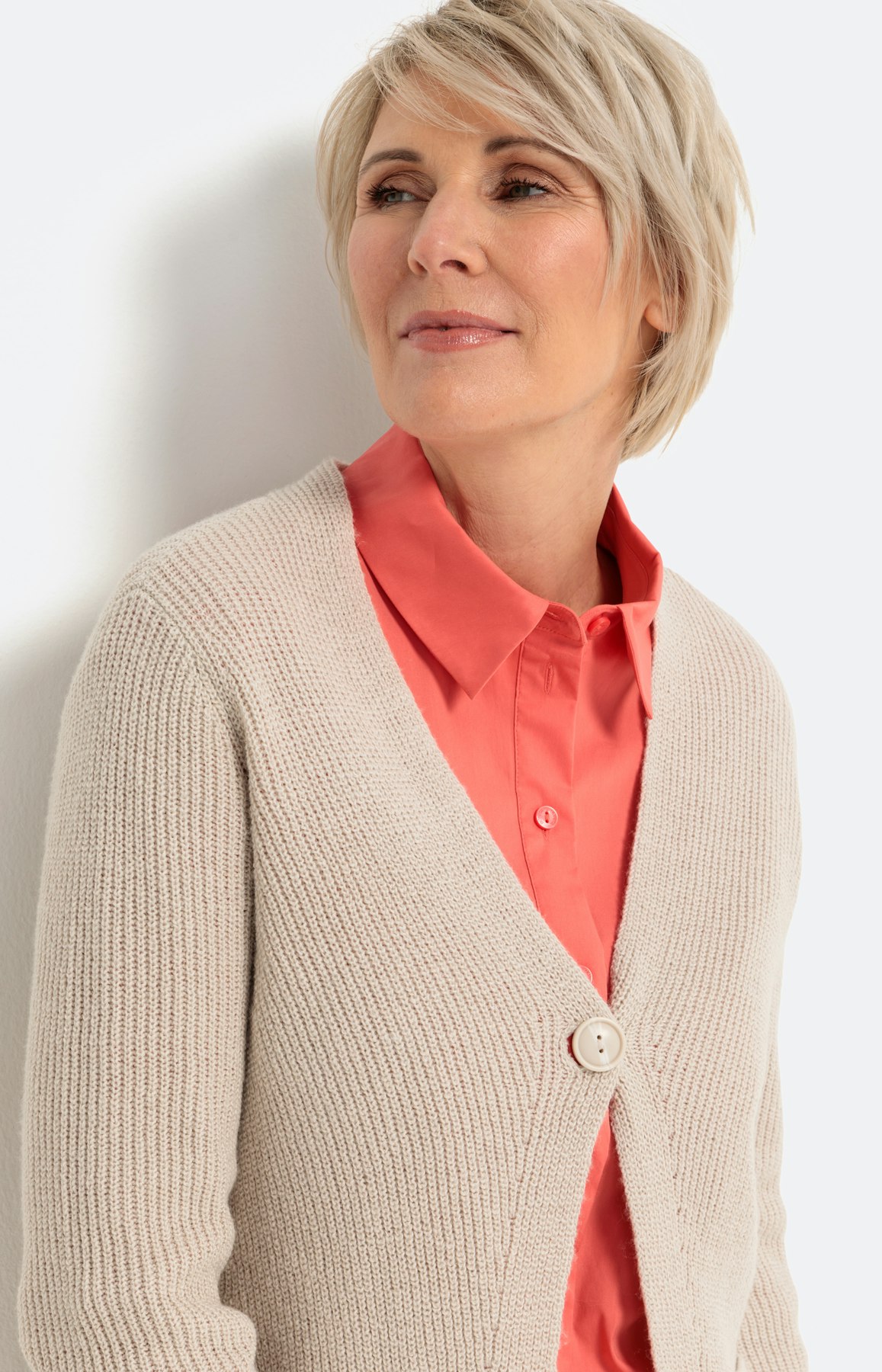 Strickjacke mit V-Ausschnitt und Taschen