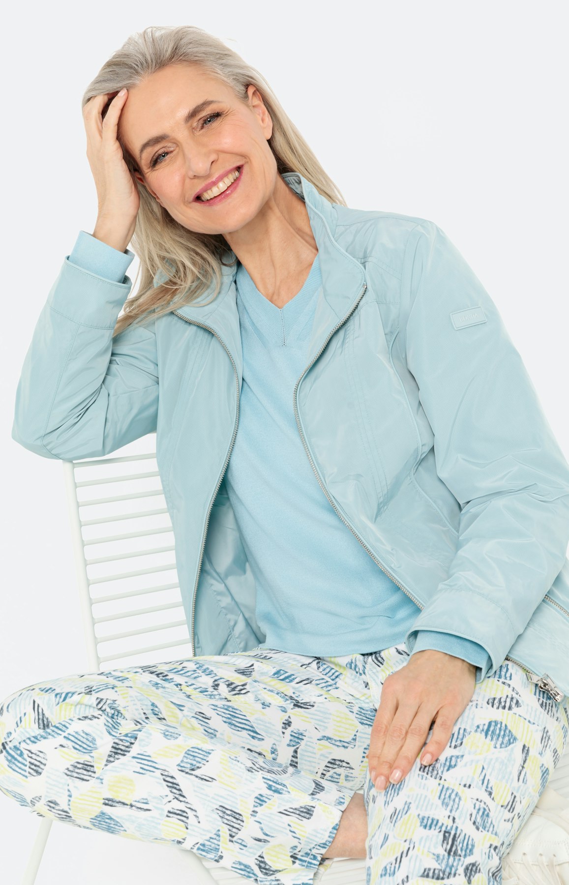 Licht jasje met een hoge kraag