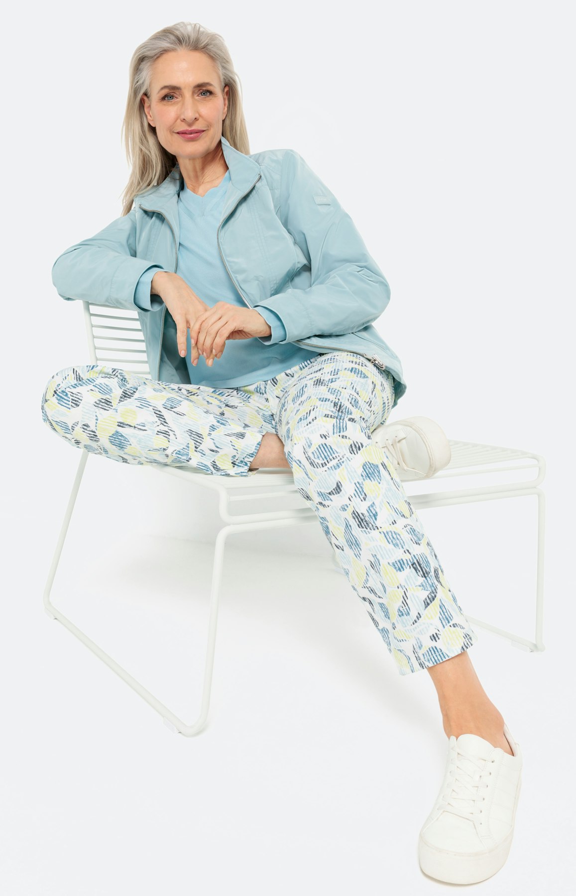 Licht jasje met een hoge kraag