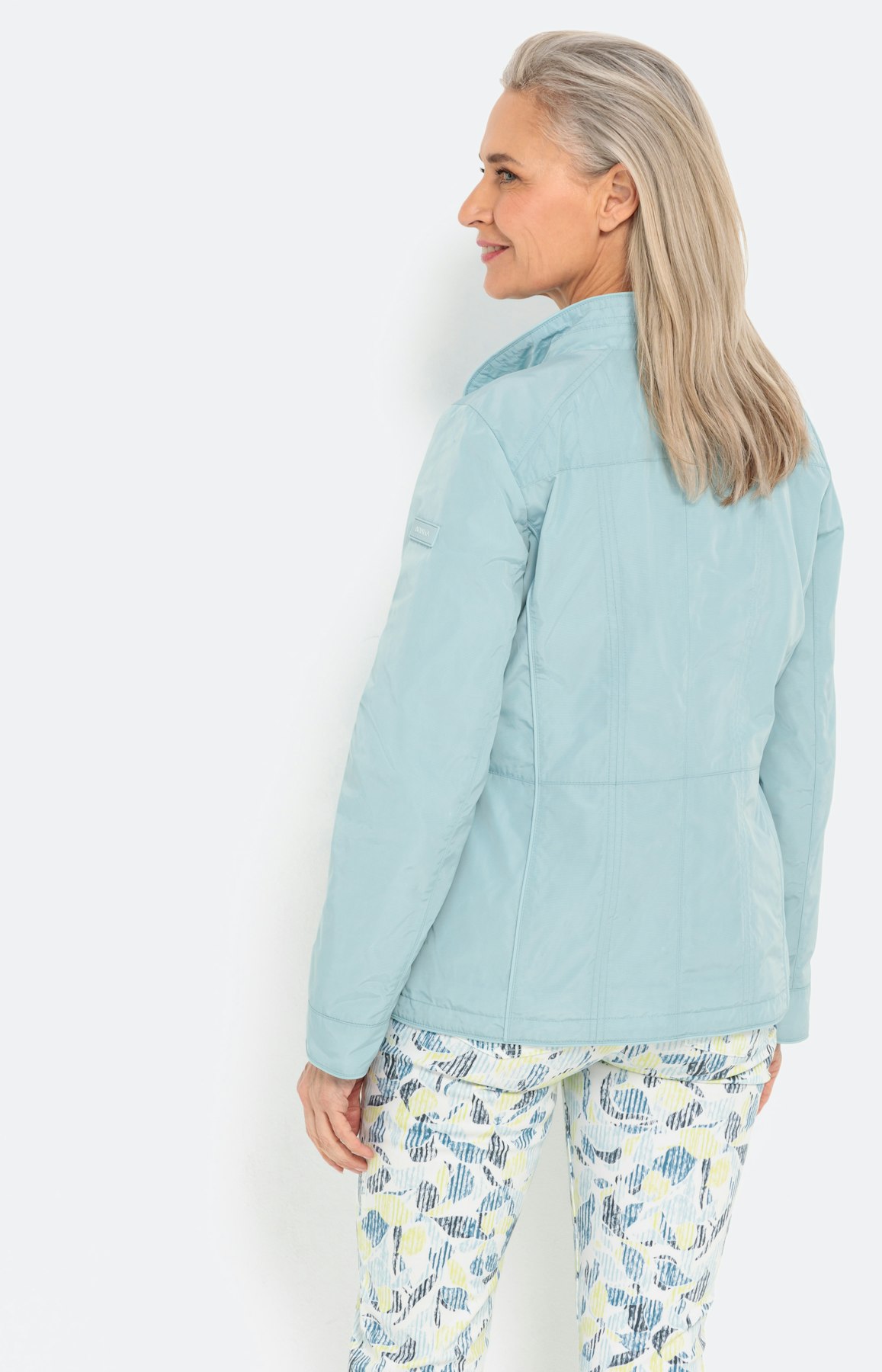 Licht jasje met een hoge kraag