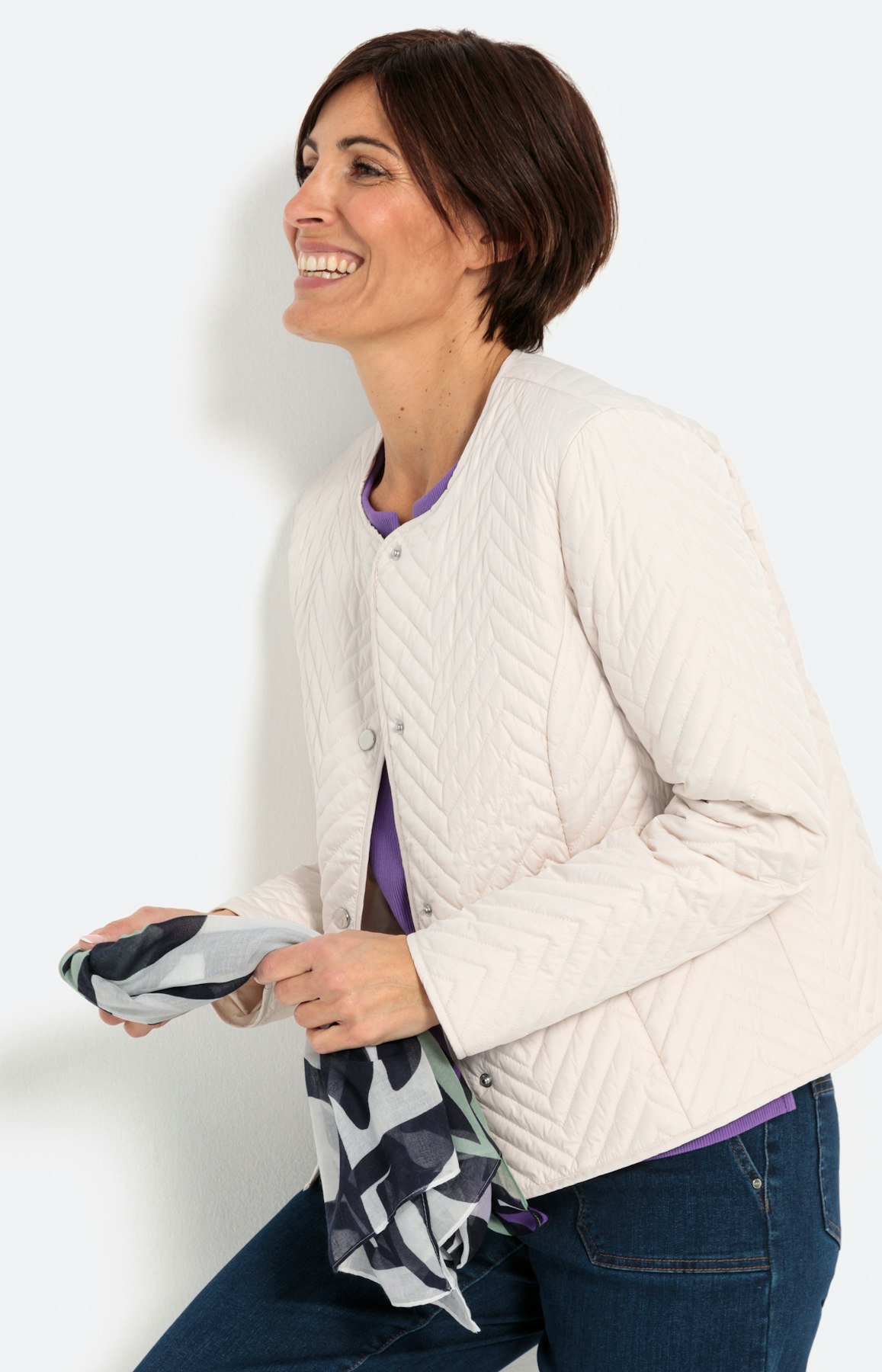 Moderne gewatteerde jas met zigzagmotief