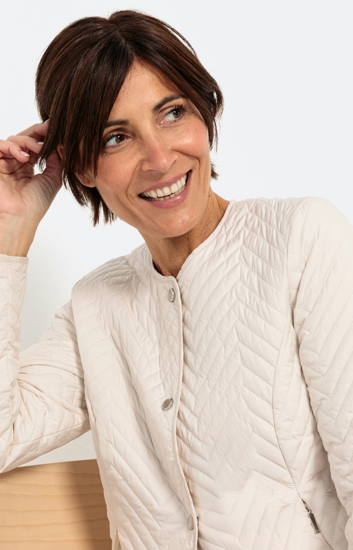 Moderne gewatteerde jas met zigzagmotief