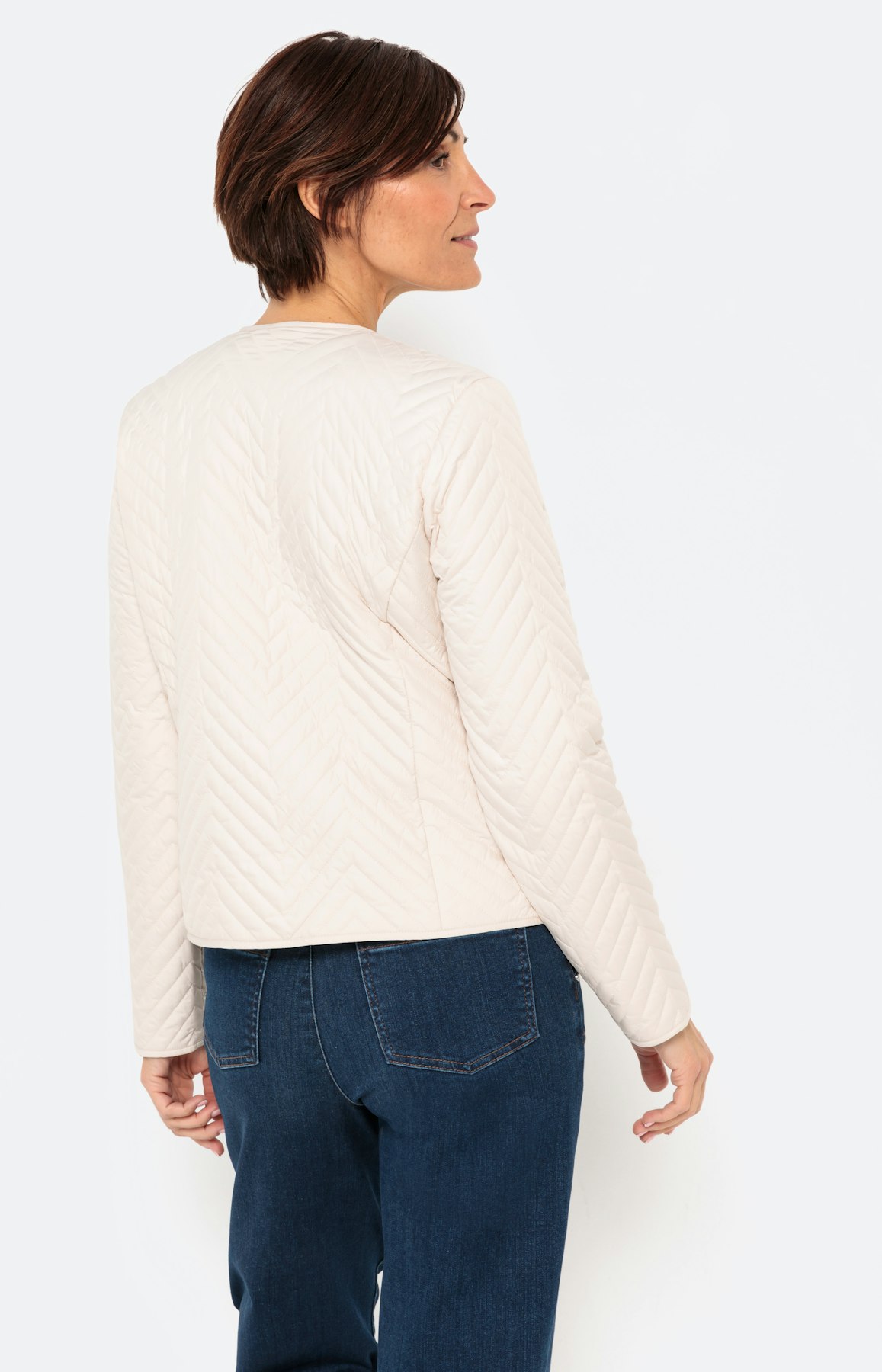 Moderne gewatteerde jas met zigzagmotief