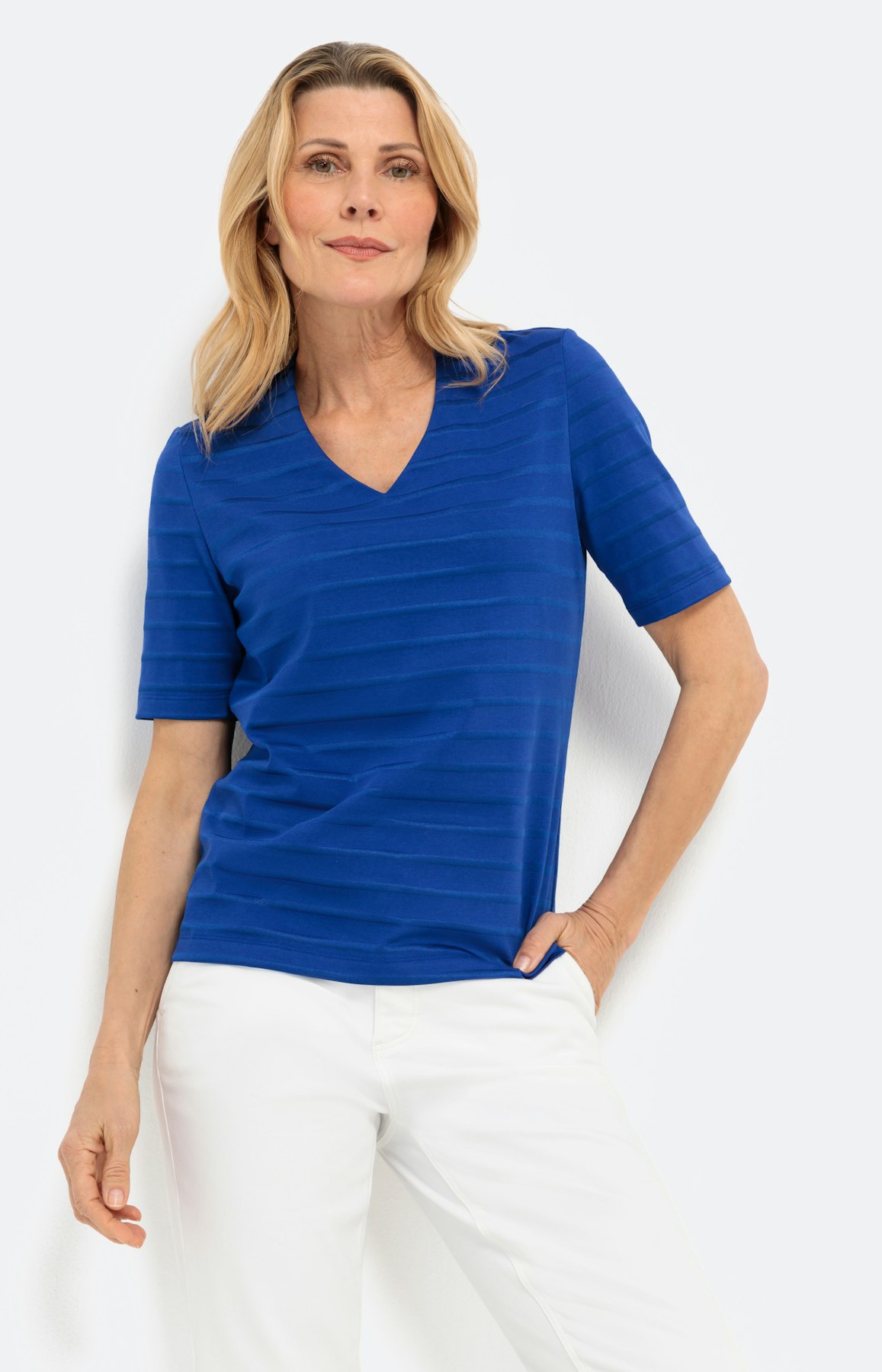 Einfarbiges Shirt mit Streifenstruktur