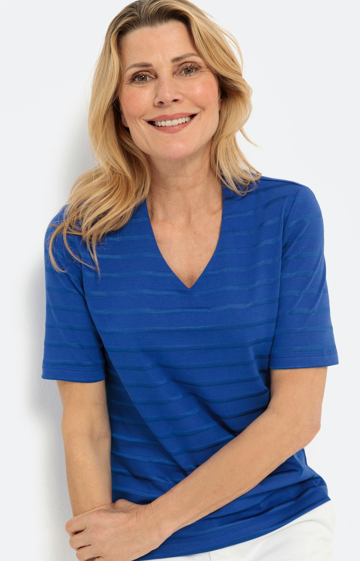 Einfarbiges Shirt mit Streifenstruktur