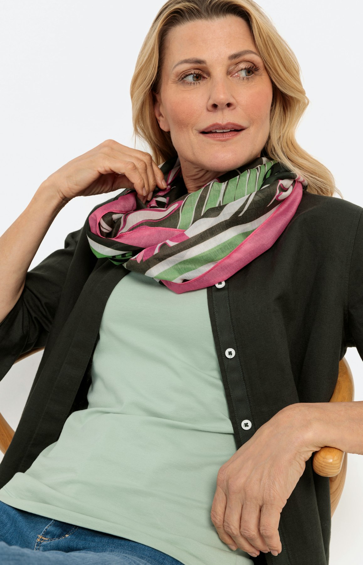 Loopschal mit tropischem Muster