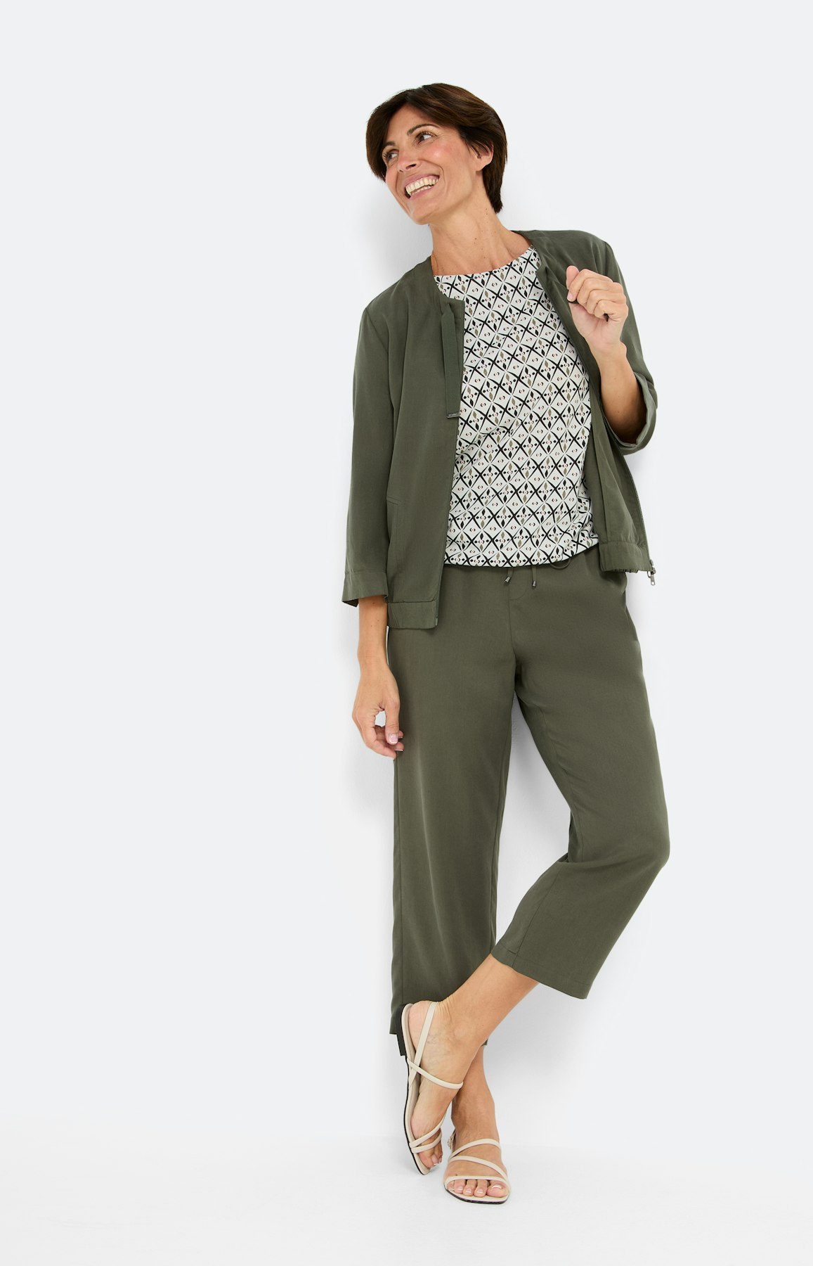 Modern shirt met ethno motief, khaki wit