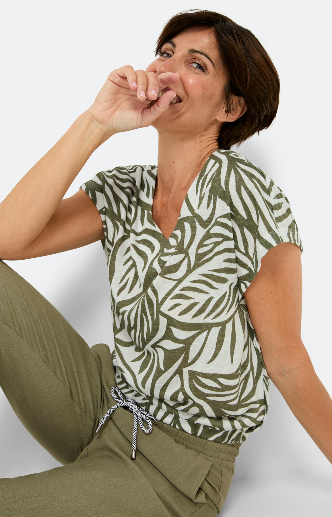 T-Shirt mit Blätterprint, khaki weiß