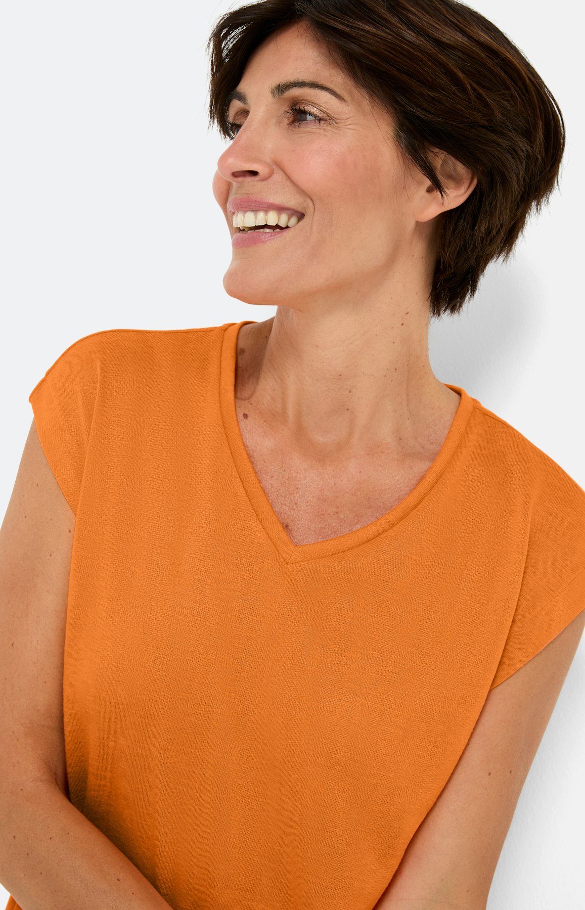 Uni T-shirt met een V-hals, oranje