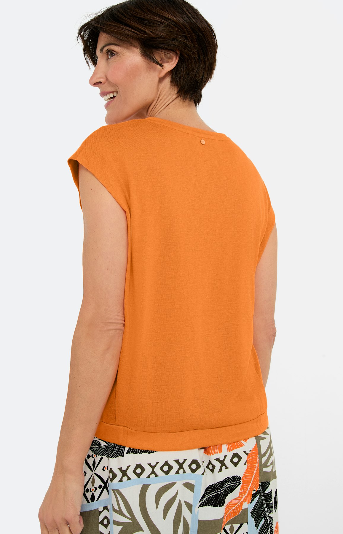 Uni T-shirt met een V-hals, oranje