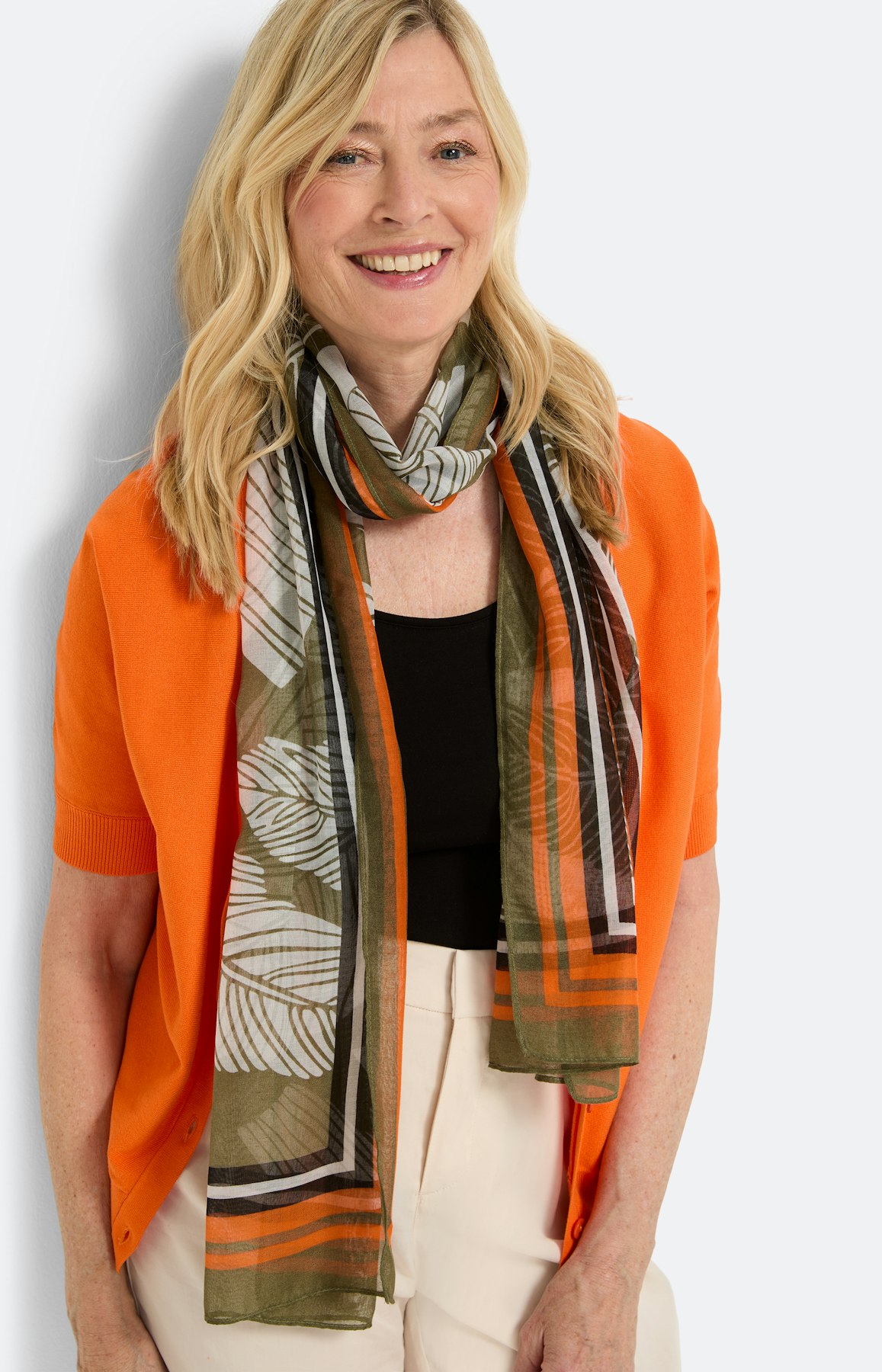 Lichte sjaal met bladmotief