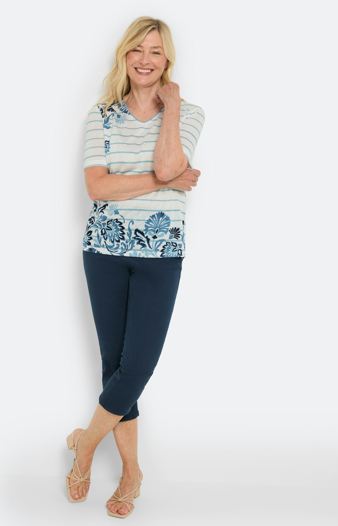 Strepen t-shirt met bloemen, wit blauw