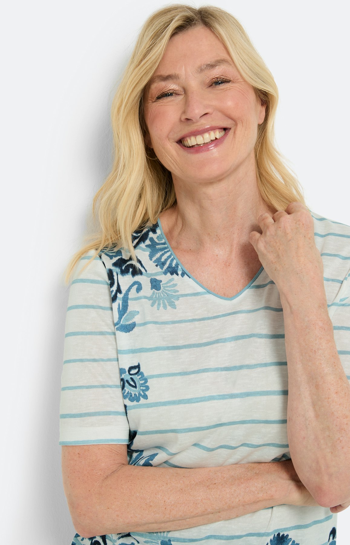 Strepen t-shirt met bloemen, wit blauw