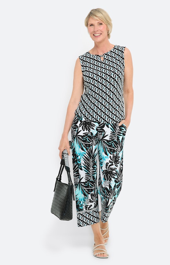 Outfits in tropischen Prints & leichten Stoffen
 Inspiration aus der Kollektion “Aqua Island”
