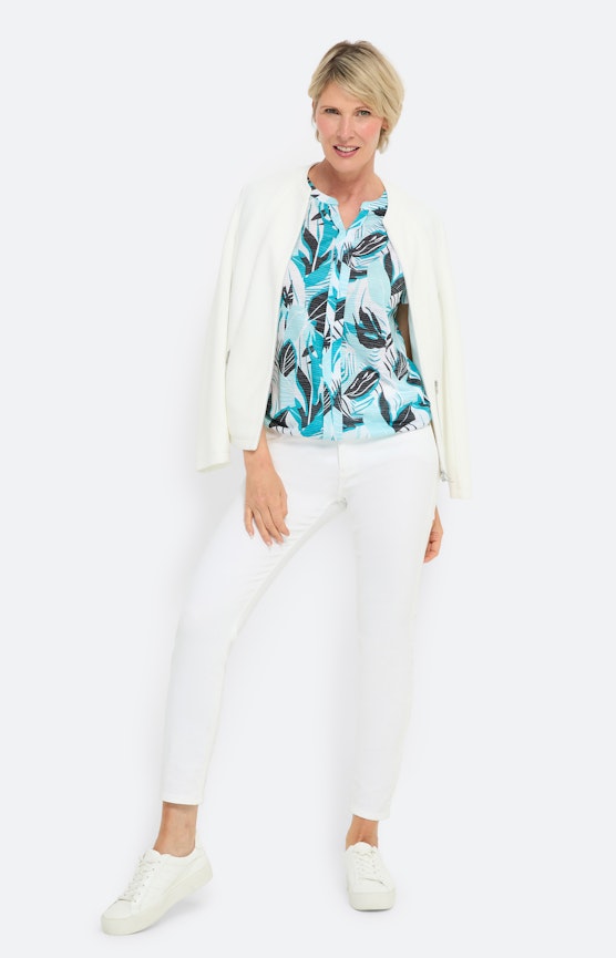Outfits in tropischen Prints & leichten Stoffen
 Inspiration aus der Kollektion “Aqua Island”
