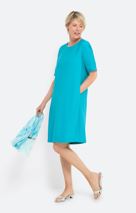 Outfits in tropischen Prints & leichten Stoffen
 Inspiration aus der Kollektion “Aqua Island”
