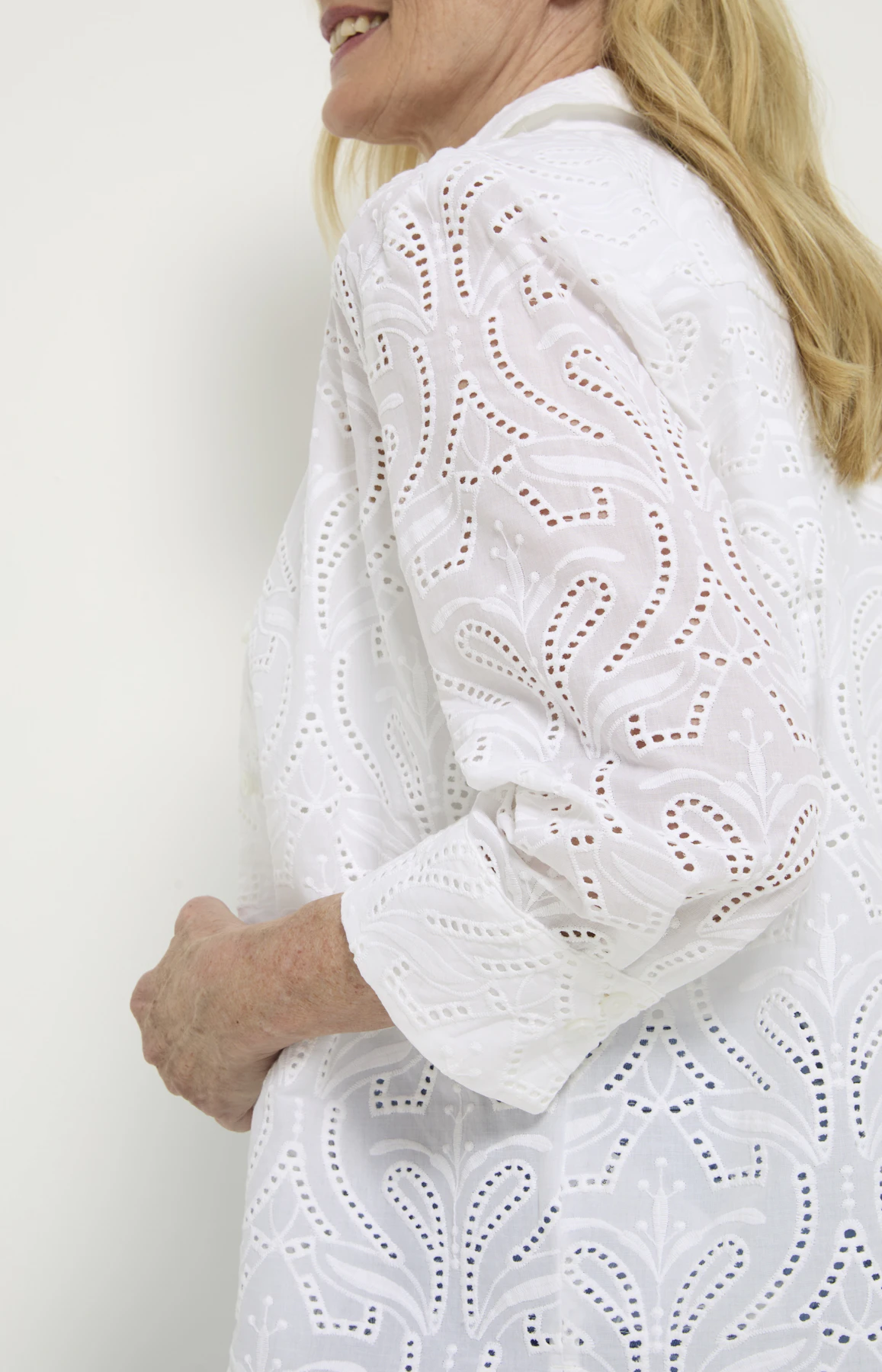 Bluse mit Broderie-Stickerei, weiß