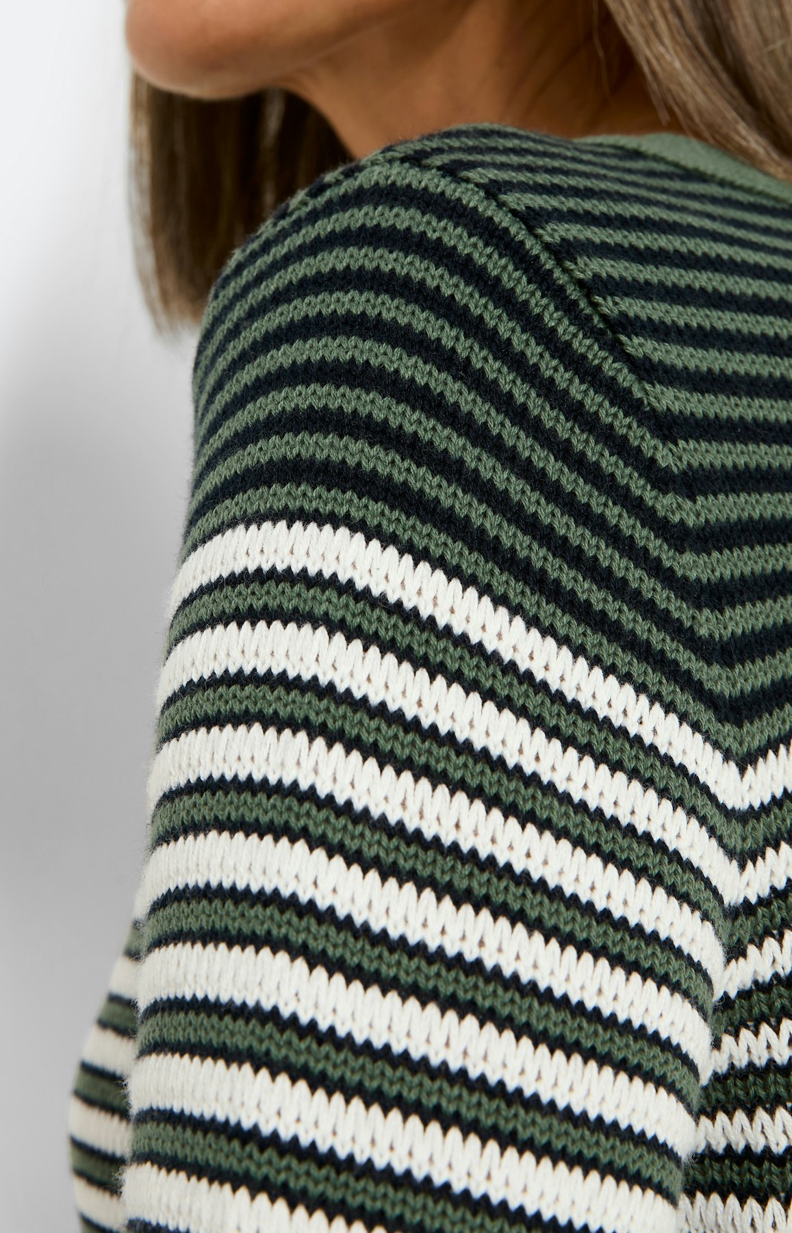 Gestreepte gebreide trui, groen marine