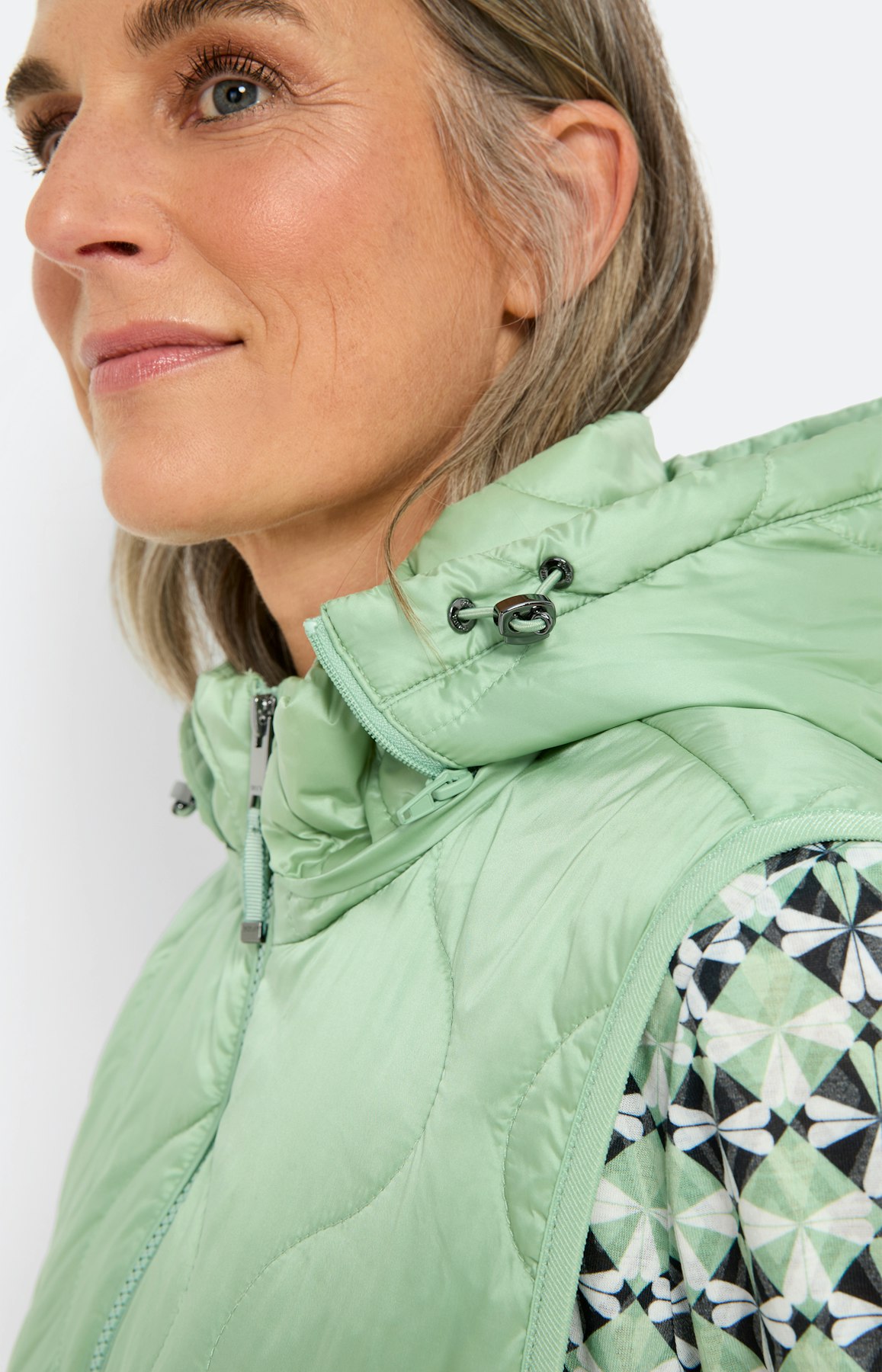 Wijde bodywarmer met capuchon in mint