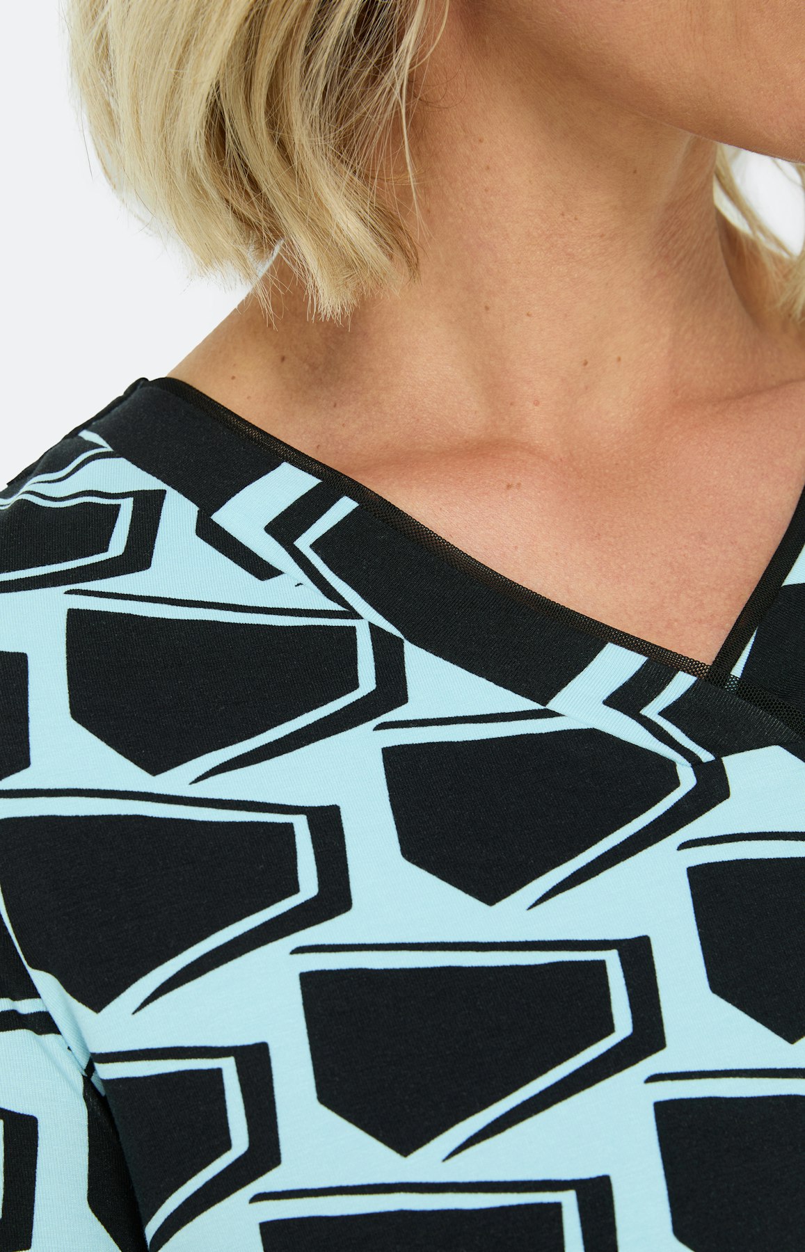 Shirt mit V-Ausschnitt, gemustert