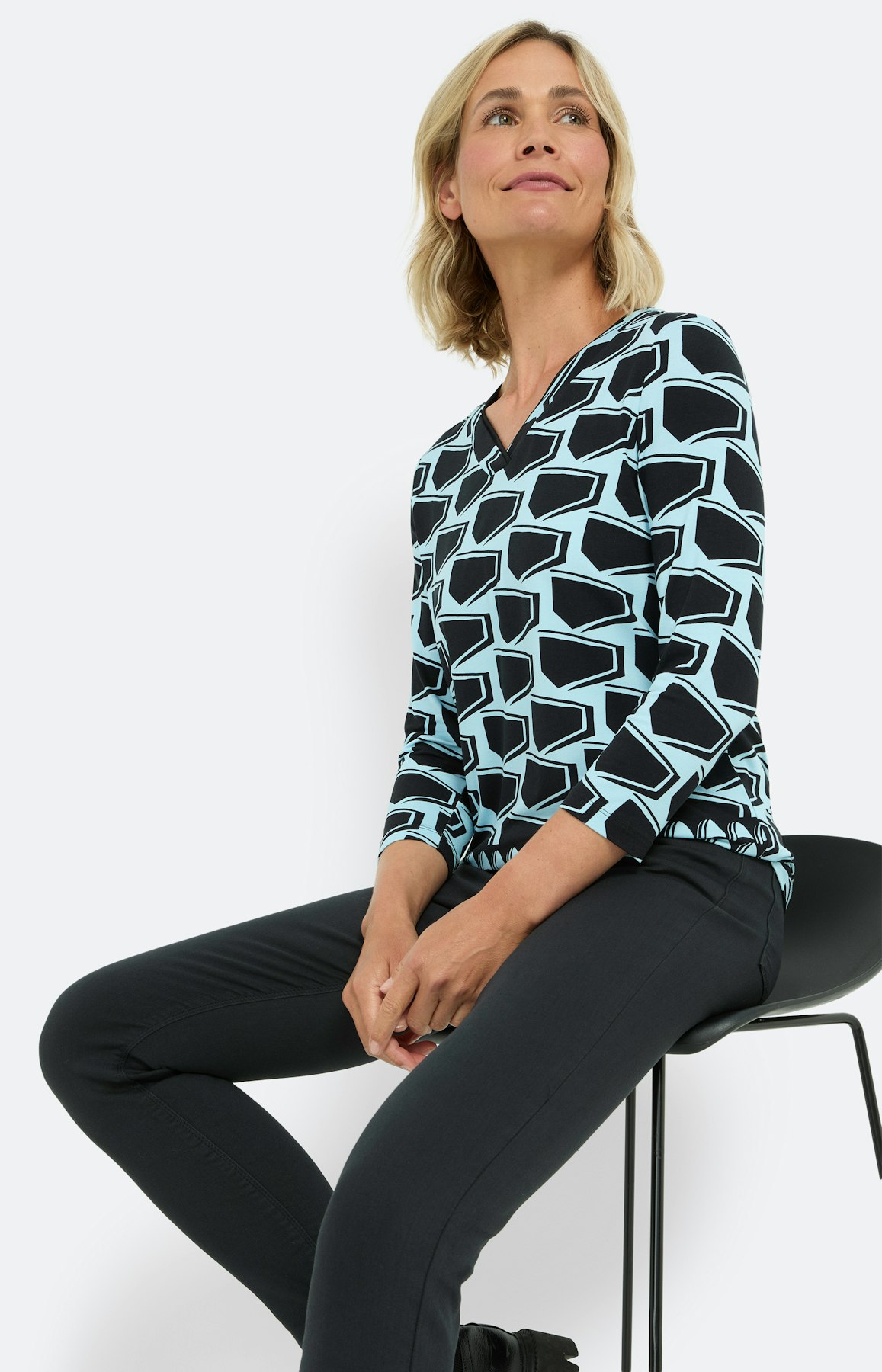 Shirt mit V-Ausschnitt, gemustert