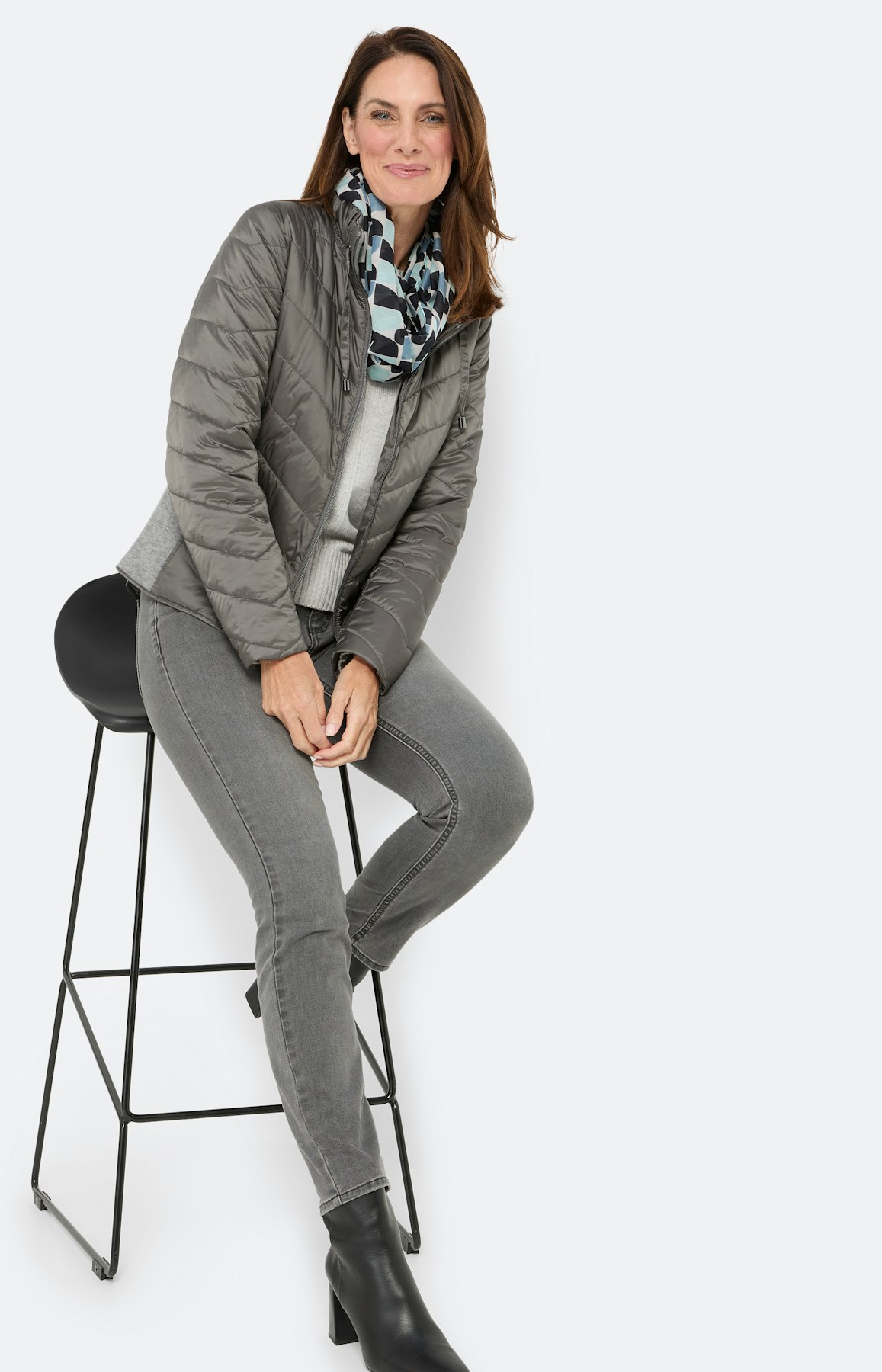 Gewatteerde jas in materialenmix, grijs