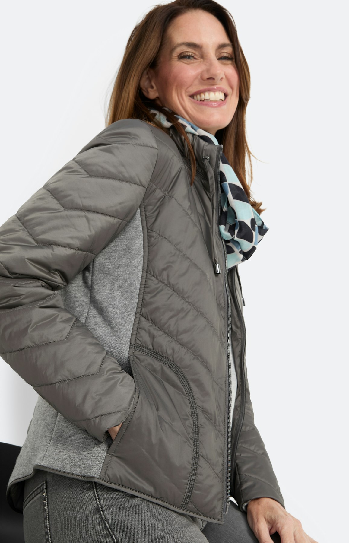Gewatteerde jas in materialenmix, grijs