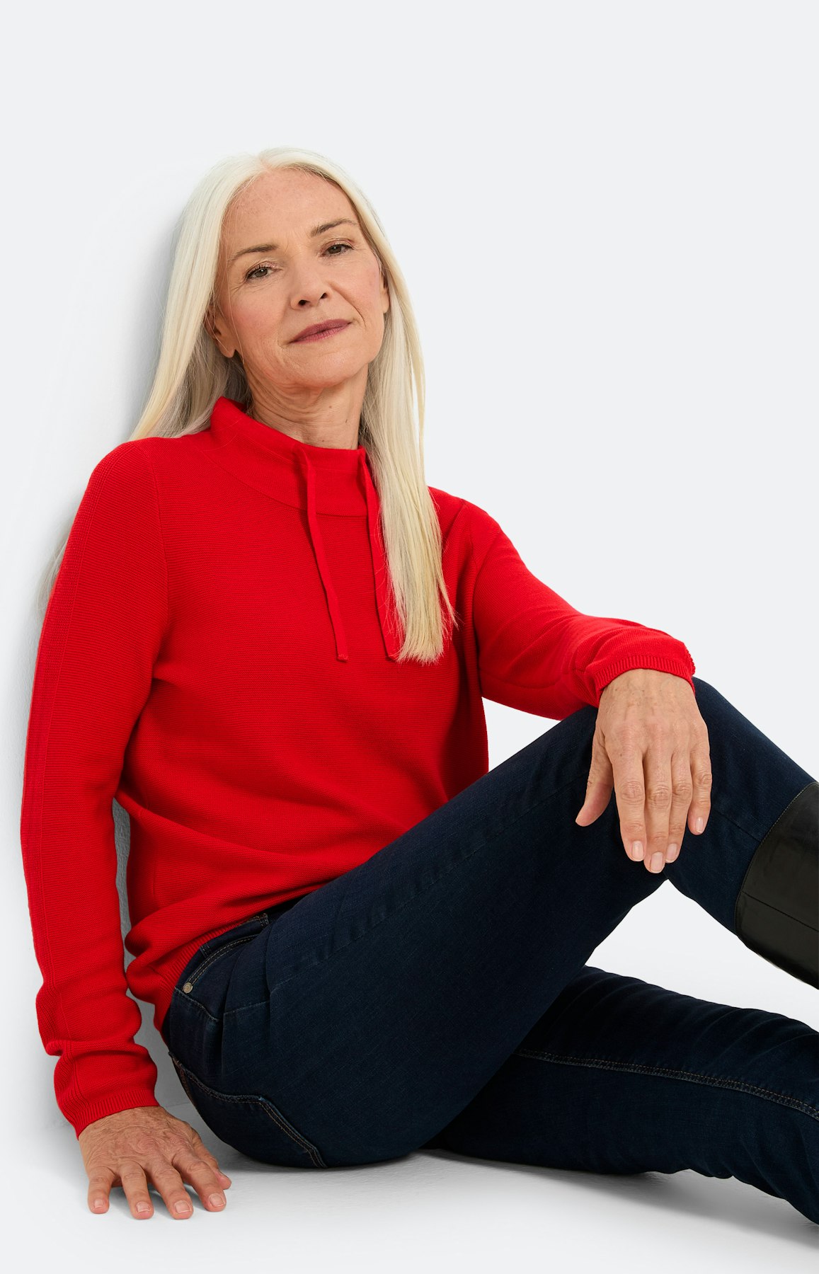 Trui met koord in de kraag, robijnrood