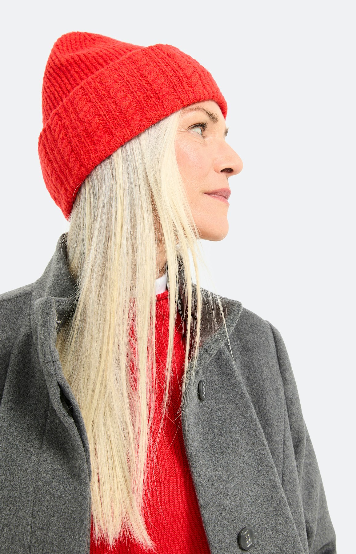 Muts met kabelmotief, robijnrood