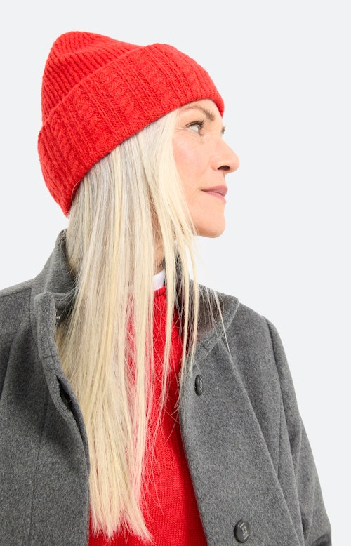 Muts met kabelmotief, robijnrood