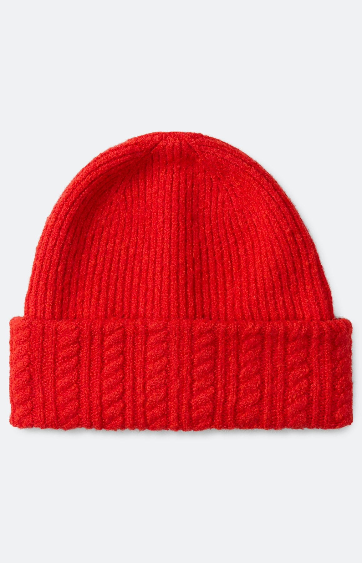 Muts met kabelmotief, robijnrood