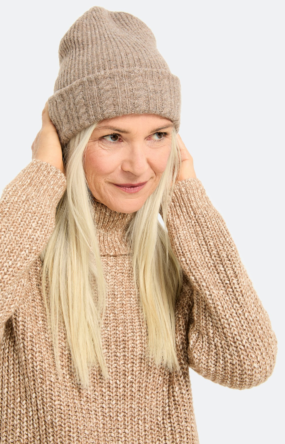 Muts met kabelmotief, taupe