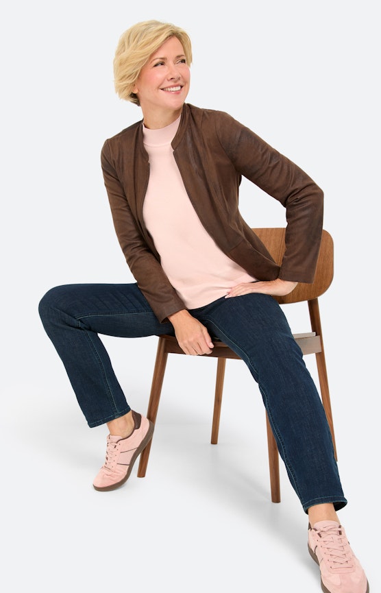 Luxueuze materialen, zacht glanzende oppervlakken en moderne snitten combineert tot een look
 Inspiratie uit de collectie "Golden Glam"
