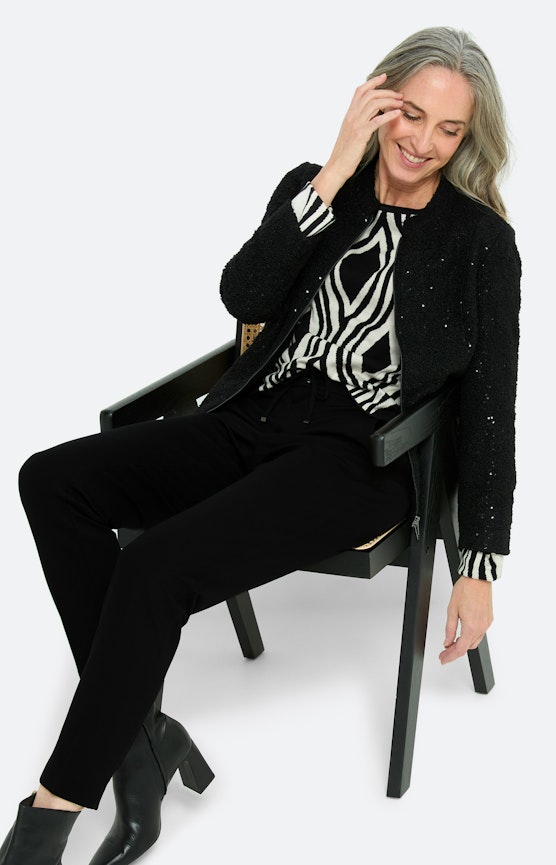 Luxueuze materialen, zacht glanzende oppervlakken en moderne snitten combineert tot een look
 Inspiratie uit de collectie "Golden Glam"
