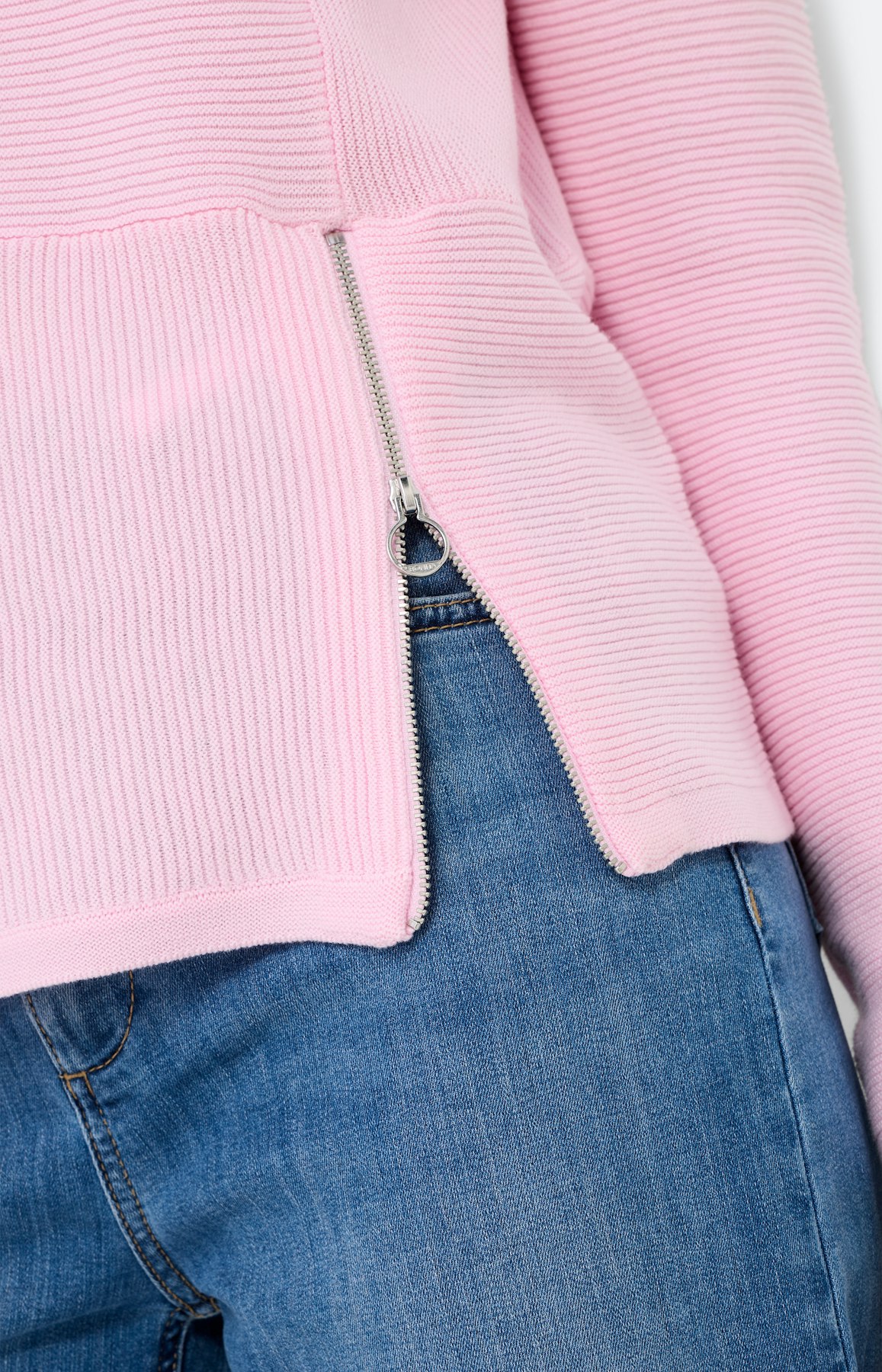 Gebreide trui met een rits, lichtroze