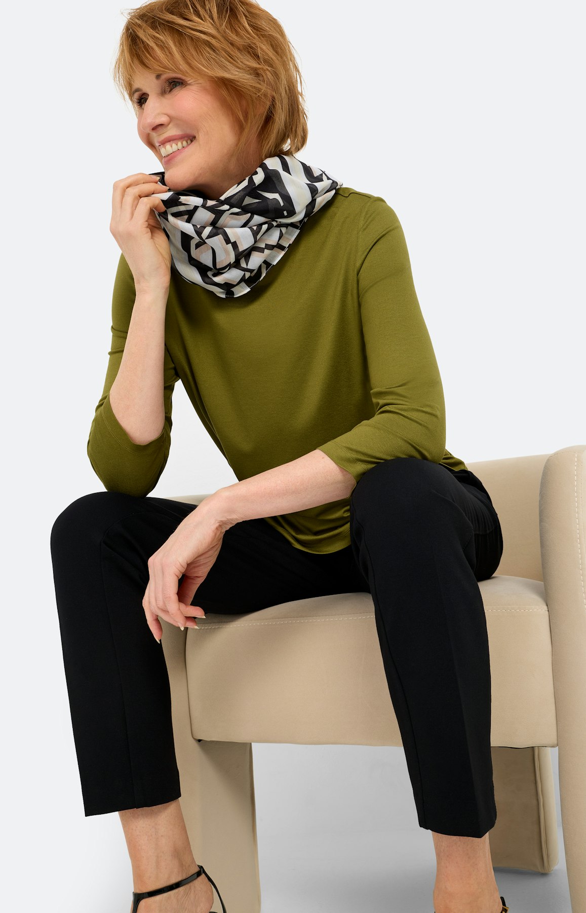 Colsjaal met patchprint, zwart