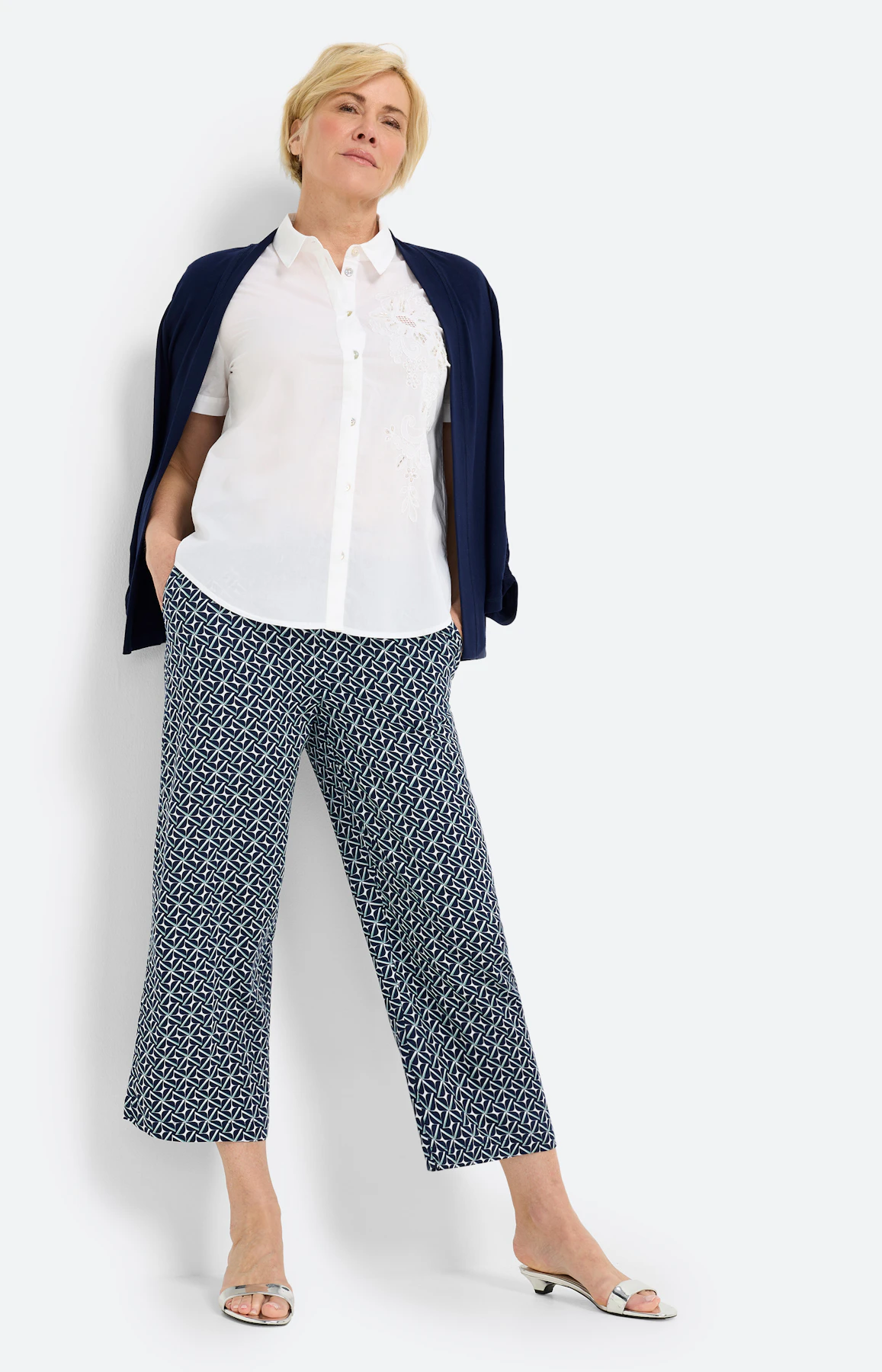 Bluse mit Lochstickerei, weiß