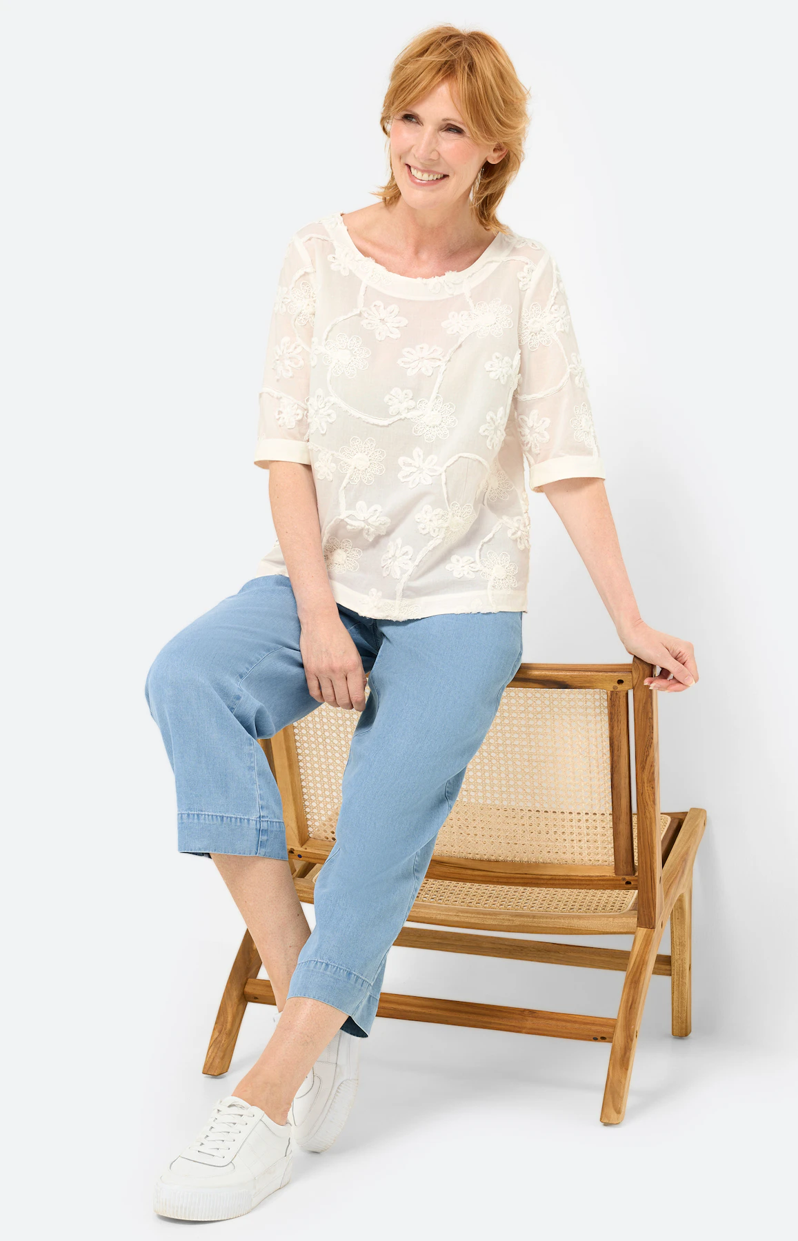 Bluse mit Blumen-Applikationen, weiß