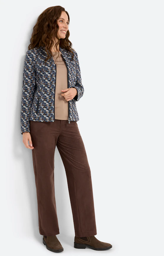 Stijlvolle ruitjes, bloemenprints, zachte corduroy en verfijnde details van suède
 Inspiratie uit de collectie "Brown & Blue Glam"
