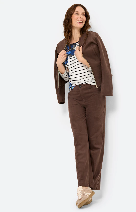 Stijlvolle ruitjes, bloemenprints, zachte corduroy en verfijnde details van suède
 Inspiratie uit de collectie "Brown & Blue Glam"
