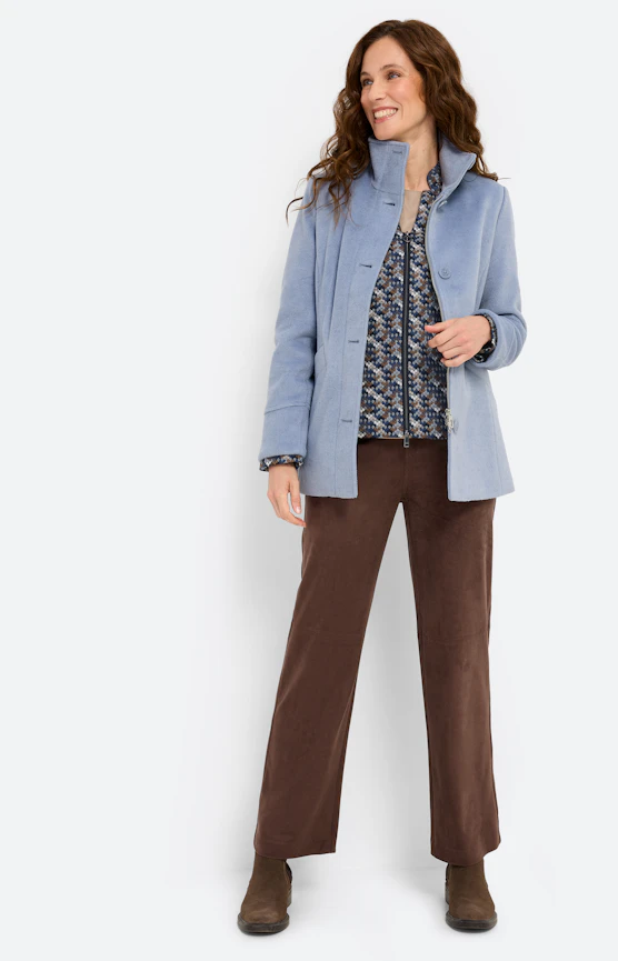 Stijlvolle ruitjes, bloemenprints, zachte corduroy en verfijnde details van suède
 Inspiratie uit de collectie "Brown & Blue Glam"
