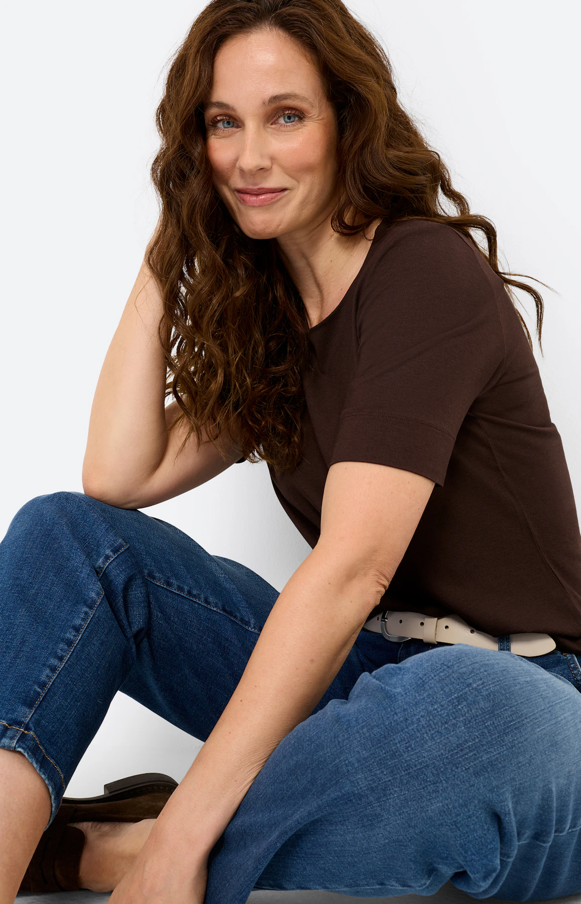 T-shirt met lichte glans, donkerbruin