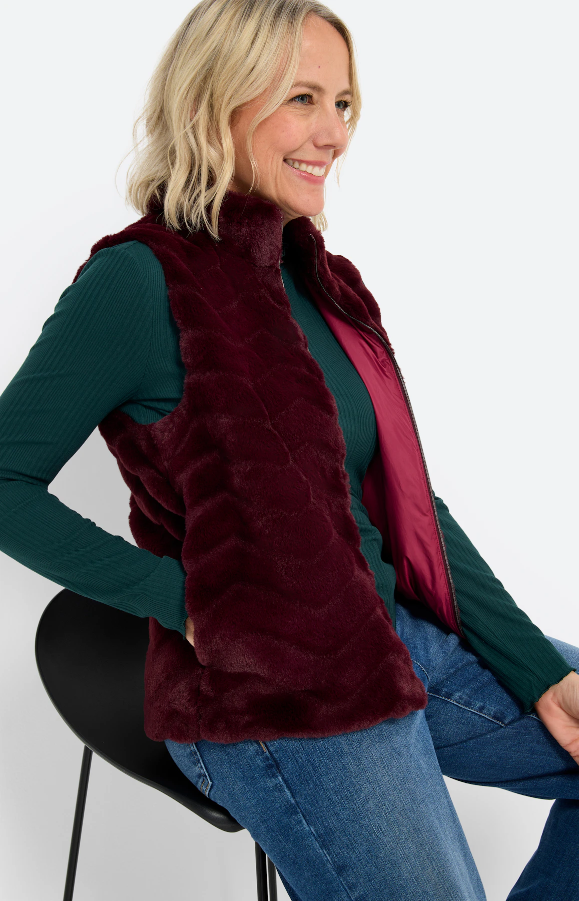 Mouwloos vest in vacht-look, wijnrood